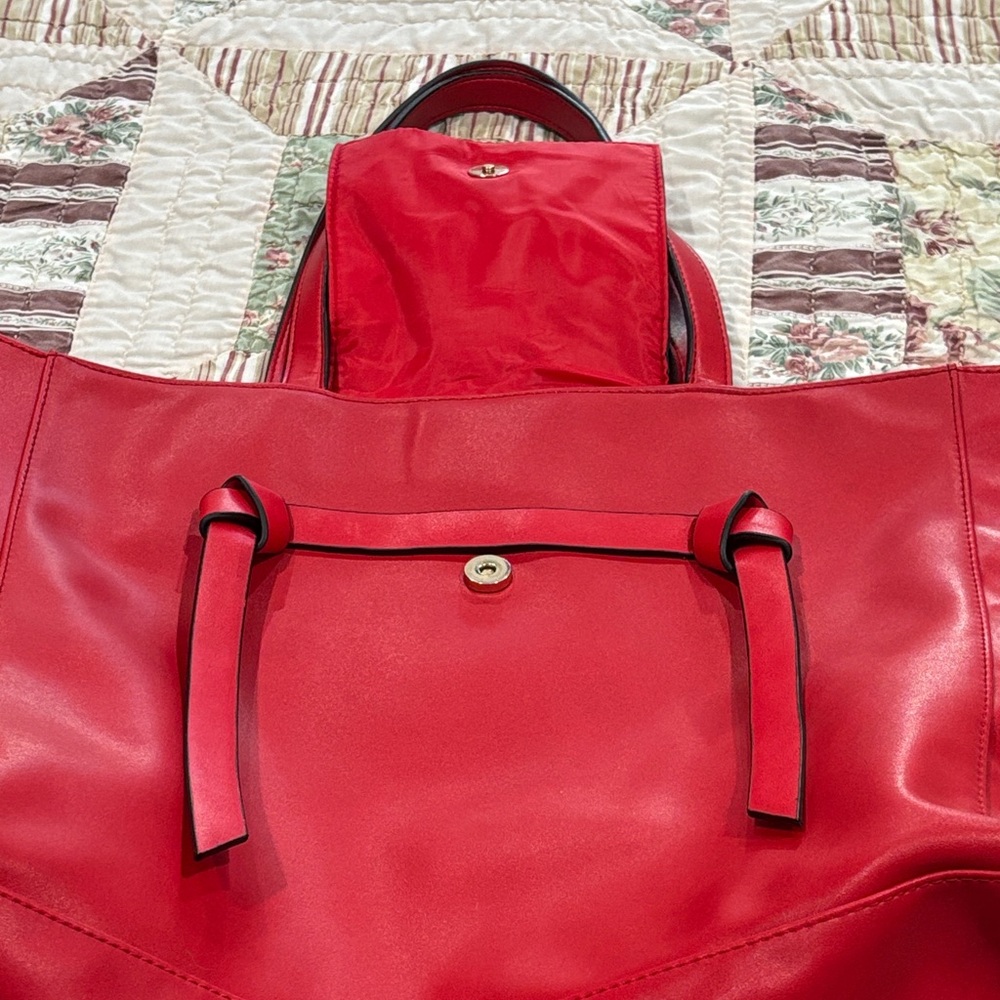 Elizabeth Arden Vibrant Red Tote - Picture 8 of 13